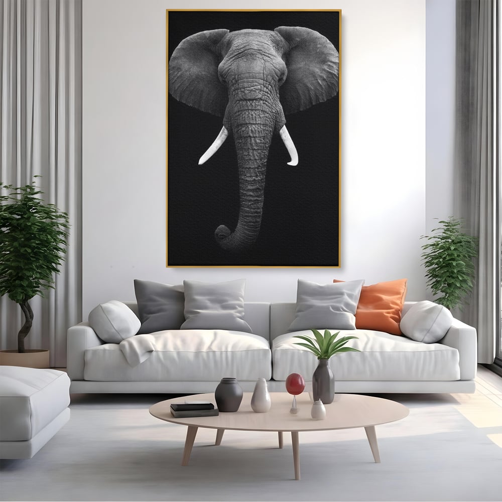Tablou canvas cu tablou canvas cu cap de elefant, in rama de aluminiu auriu, pe perete intr-un living
